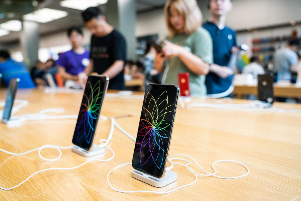 SHANGHAI, CHINA - 2019/07/20: iPhone XS and iPhone XS Max displayed in an Apple store in Shanghai. (Photo by Alex Tai/SOPA Images/LightRocket via Getty Images)