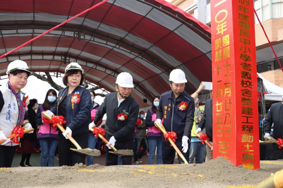 頭屋國中校舍整建，縣長徐耀昌，議長鍾東錦等動土。（記者葉蒼秀攝）