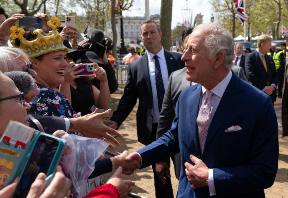 König Charles besucht die Fans am Vortag der Krönung