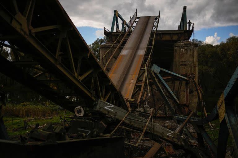 Soldados ucranianos inspeccionan un puente dañado en los combates con las tropas rusas en Izium, Ucrania, el lunes 3 de octubre de 2022.