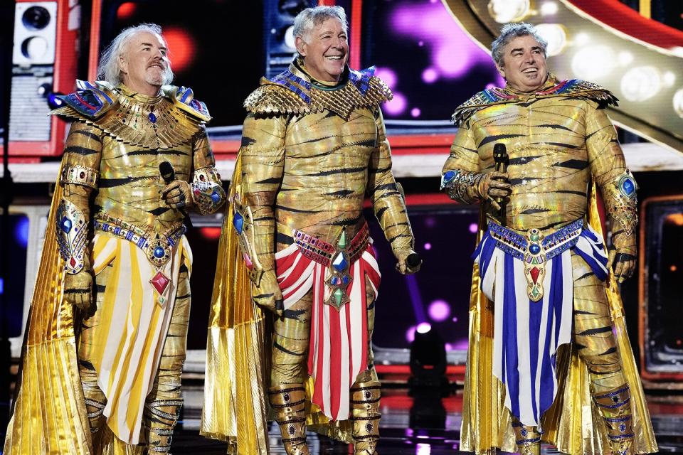 THE MASKED SINGER: L-R: Mike Lookinland, Barry Williams and Christopher Night in the “TV Theme Night” episode of THE MASKED SINGER airing Wednesday, Oct. 5 (8:00-9:00 PM ET/PT) on FOX. © 2022 FOX Media LLC. CR: Michael Becker / FOX.