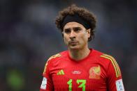 <p>Ekottos schwarzes Stirnband trägt derzeit in Katar unbestätigten Gerüchten zufolge der Keeper Mexikos auf. Als "Staubwedel" wäre Guillermo Ochoa sicherlich effektiver als der ergraute Jerome Boateng. (Bild: 2022 Getty Images/Alex Grimm)</p> 