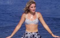 So richtig wohl scheint sie sich (im Bikini oder im kalten Wasser?) nicht zu fühlen: Gwen Stefani 1989 bei einem ihrer allerersten Fotoshootings mit ihrer Band No Doubt. (Bild: Barry King/WireImage/Getty Images)