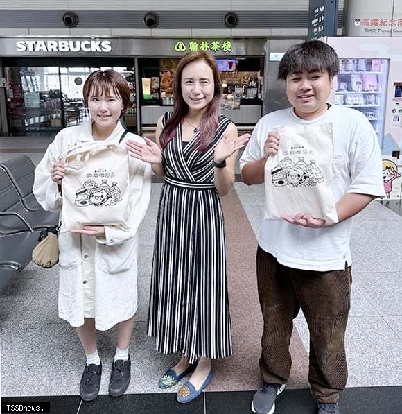 南市觀旅局邀日本網紅夫婦來台踩線，透過相片、影片教日本朋友如何吃喝玩樂遊臺南，希望帶入更多觀光客。（記者李嘉祥攝）
