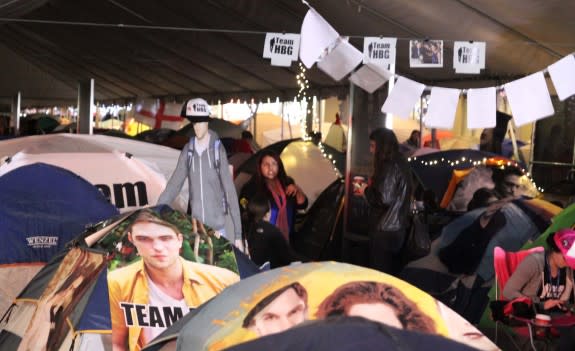 UPDATE: Twilight Fans Set Up Tent City For Monday’s ‘Breaking Dawn Part 2′ Premiere