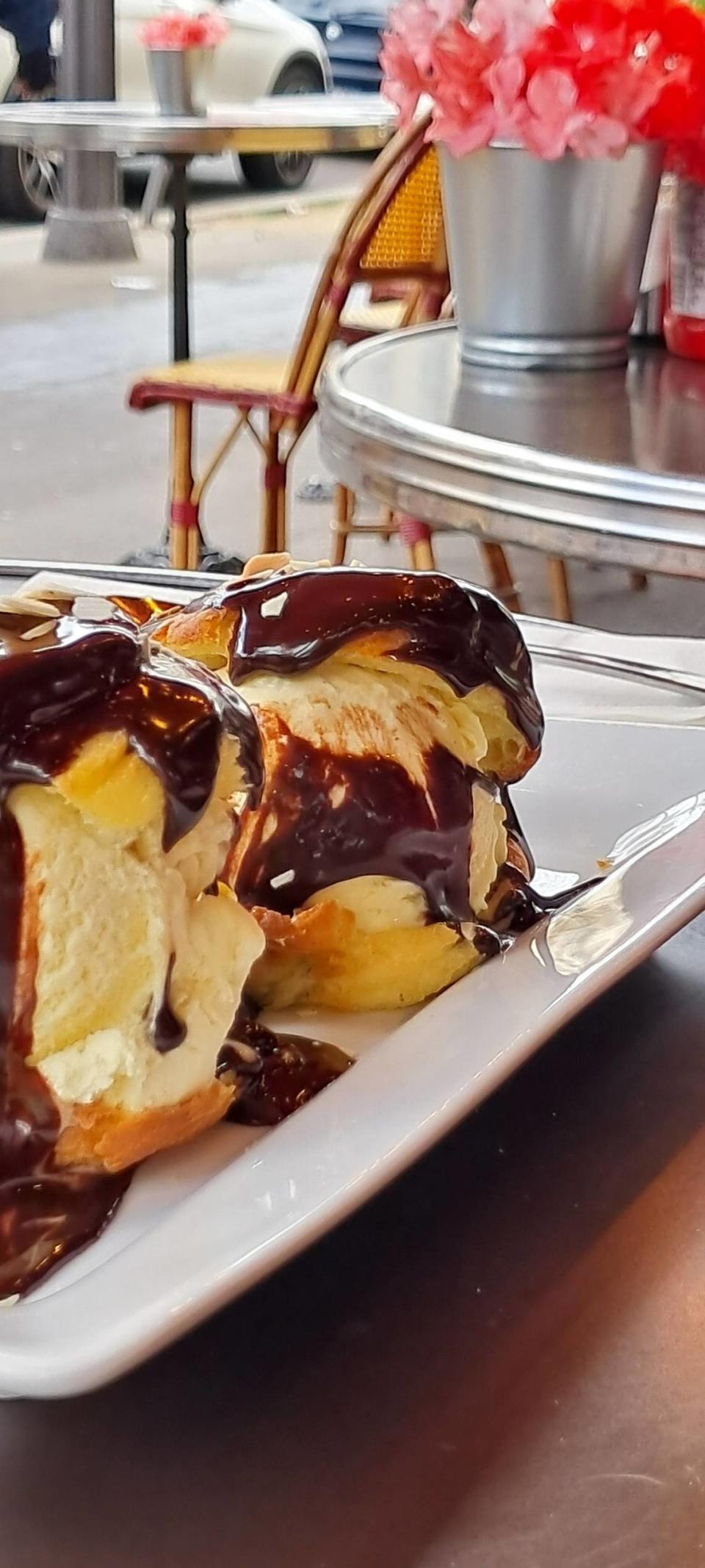 Profiteroles a la francesa.