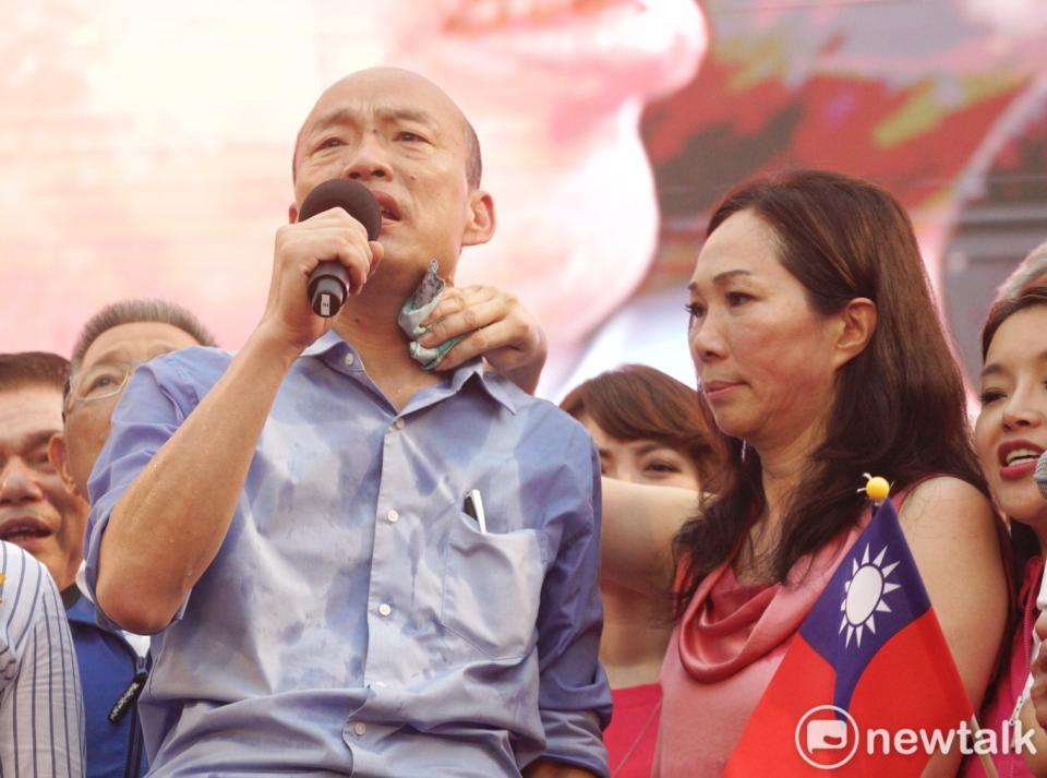 資深媒體人黃光芹揭露高雄市長韓國瑜（左）與夫人李佳芬（右）財產申報疑慮。   圖：張良一 / 攝