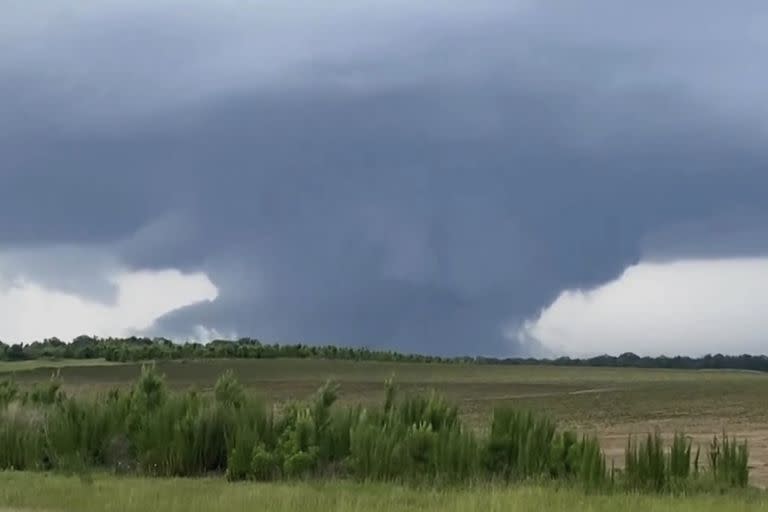 El enorme tornado podía verse a varios kilómetros de distancia