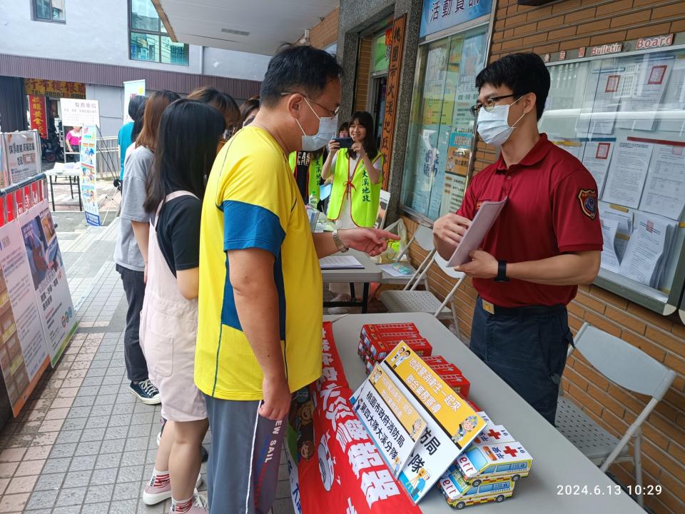 大溪分隊與現場民眾互動交流，提升民眾的防災意識和臨災應變能力。圖：消防局提供