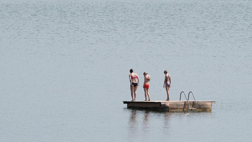 Badegäste auf einer Badeinsel im sächsischen Pirna.