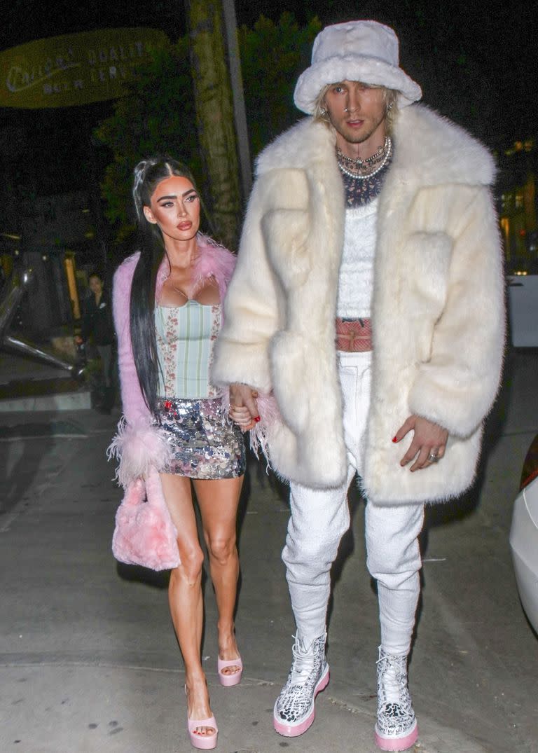 Con looks engamados en blanco y rosa, Megan Fox y MGK disfrutaron de una cena en el resto Catch Steak LA en Los Ángeles. Mientras que la actriz apostó por una mini de brillos y una capa con plumas, el rapero lució un total white que resaltó por su deslumbrante abrigo de piel y sus estridentes botas con plataforma.