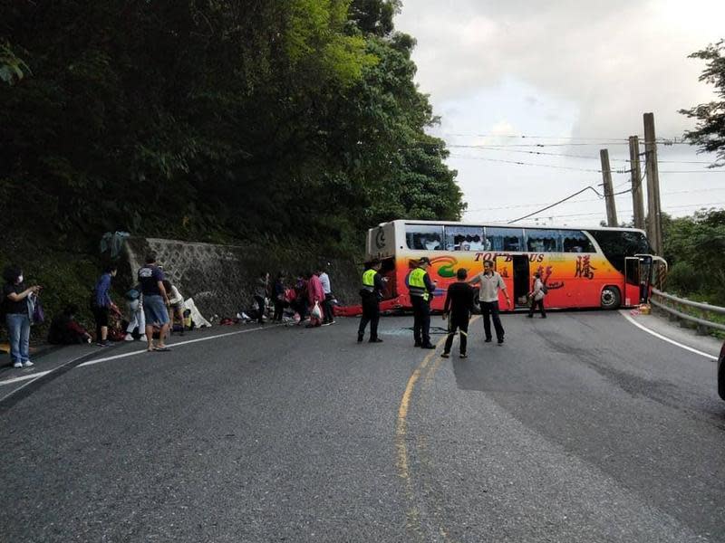 昨天台9線蘇花公路發生遊覽車撞山壁事故，造成6人死亡及39人輕重傷事故。（翻攝自宜蘭勁好行）