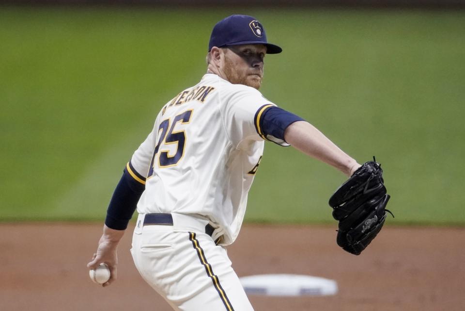 El lanzador Brett Anderson de los Cerveceros de Milwaukee durante el primer inning del juego ante los Medias Blancas de Chicago, el lunes 3 de agosto de 2020. (AP Foto/Morry Gash)