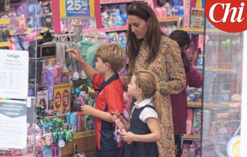 凱特王妃被拍到帶著喬治王子、夏綠蒂公主逛文具店。（翻攝KaylaAdams___推特）