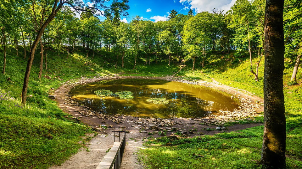 6. KAALI CRATER FIELD