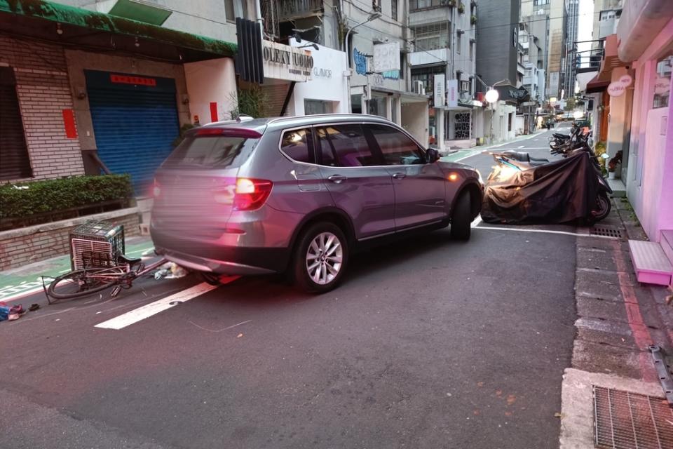 圖說：自行車不依標線之指示且在夜間行車未開啟燈光。