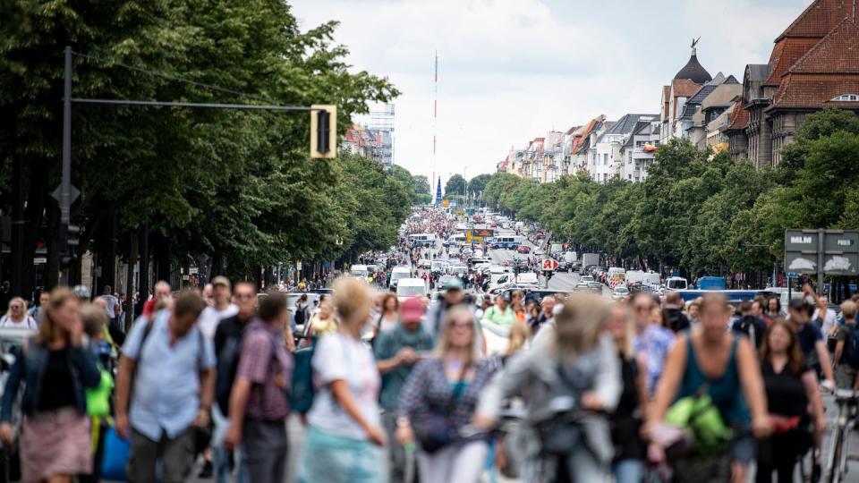 Demonstranten gegen die Corona-Maßnahmen laufen die Bismarckstraße entlang. Mehrere Demonstrationen in Berlin bleiben am Sonntag verboten. (Bild: dpa)