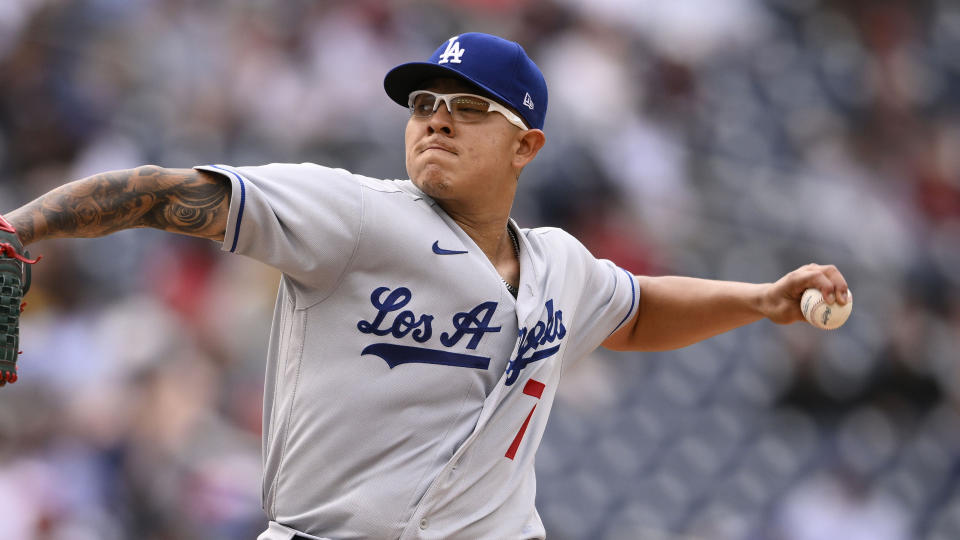 El lanzador abridor de los Dodgers de Los Ángeles, Julio Urías (7), en acción durante un partido de béisbol contra los Nacionales de Washington, el miércoles 25 de mayo de 2022 en Washington.  (Foto AP/Nick Wass)