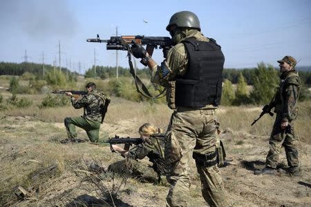 Ukrainian army soldiers from battalion "Aydar" practise shooting during a military drill in the village of Schastya, near the eastern Ukrainian town of Luhansk September 20, 2014. REUTERS/Maks Levin