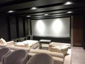 Por si lo que has visto hasta ahora no te ha parecido suficiente, tiene su propia sala de cine. Crédito: Vivanuncios.com.mx