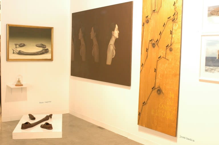 Unas obras del artista Yoan Capote, expuestas en la feria Art Basel de Miami Beach, en una imagen del 3 de diciembre de 2004 (Gustavo Caballero)