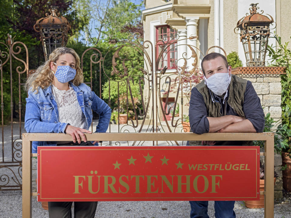 Franzi Krummbiegl (Léa Wegmann, l.) und Tim Saalfeld (Florian Frowein, r.) sind das Traumpaar der aktuellen Staffel von "Sturm der Liebe" (Bild: ARD/Christof Arnold)