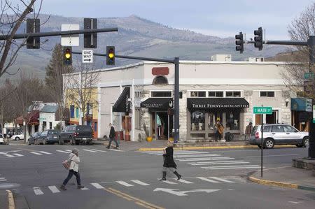 Pedestrians cross South Pioneer Street in Ashland, Oregon February 4, 2015. REUTERS/Amanda Loman