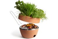 Da werden Ihre Gäste staunen: Der „Hot Pot BBQ“ ist Grill und Kräutergarten in einem! Oben züchten Sie Ihre Kräuter und unten wird der Blumentopf mit wenigen Handgriffen zum Grill. Und wenn mal kein Grillwetter ist, macht der hübsche Terrakotta-Topf auch so eine gute Figur auf Ihrer Terrasse. Zu kaufen bei www.design3000.de. (Foto: design3000)