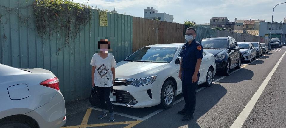 員警協助婦人找到愛車。（記者黃俊昇攝）