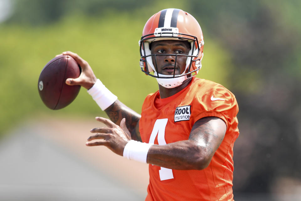 El quarterback de los Browns de Cleveland Deshaun Watson lanza un pase durante un entrenamiento de pretemporada, el lunes 1 de agosto de 2022, en Berea, Ohio. (AP Foto/Nick Cammett)