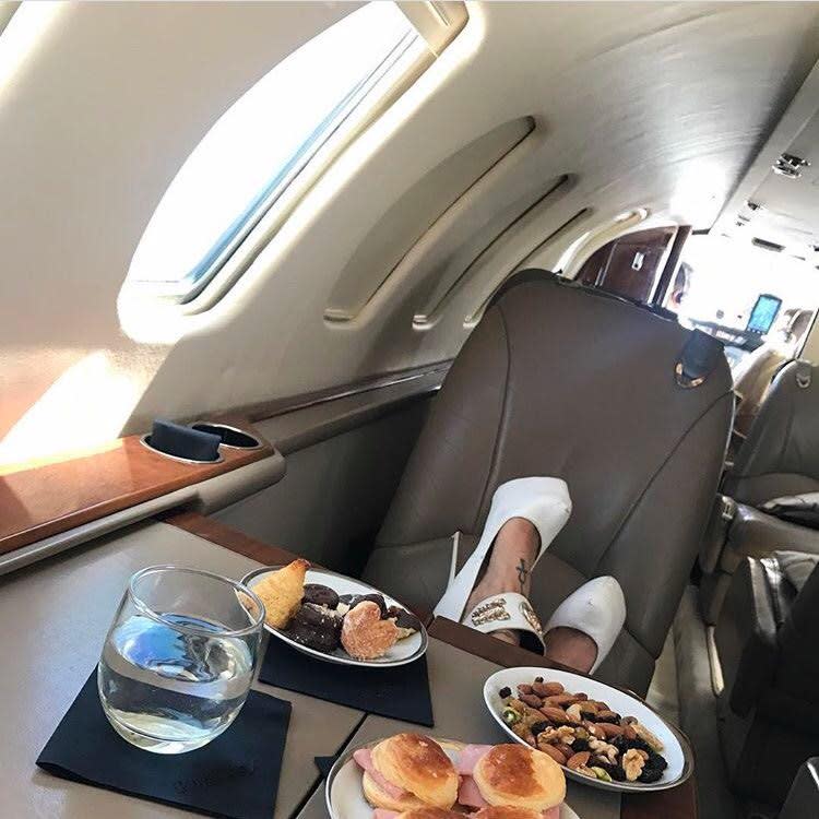 <p>Y durante el vuelo se dio todos los lujos: catering del mejor, piernas relajadas y un vaso de agua reemplazando la típica copa de champagne. Foto: Instagram.com/victoriajesusxipolitakis </p>