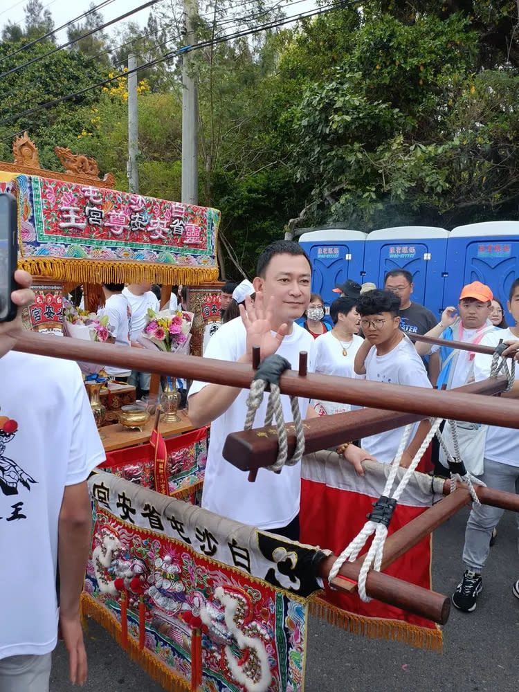 民眾在白沙屯進香巧遇不老男神王識賢超嗨。翻攝自「白沙屯媽祖全球徒步聯誼會」臉書