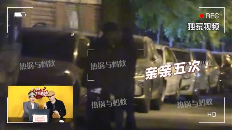 白澍跟女伴大街上親至少5次。（圖／翻攝自微博）