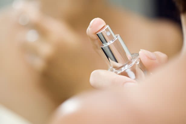 Pulverizar perfume o aftershave en el pecho y el cuello y salir directamente al sol puede causar una afección de la piel llamada Poiquiloderma de Civatte. (Foto: Getty)