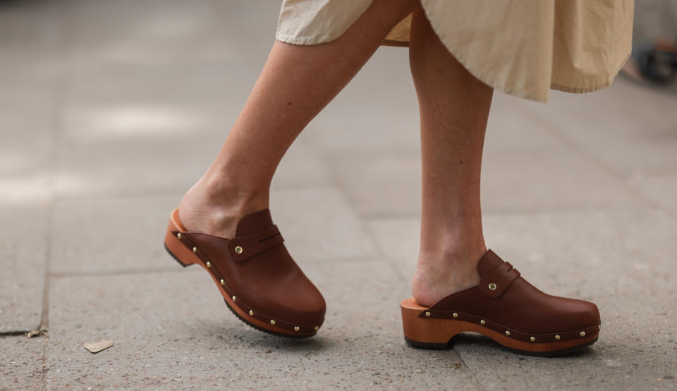 Le sabot ? On l'aime dans sa version brute : des teintes naturelles et un talon en bois clouté (Getty Images)