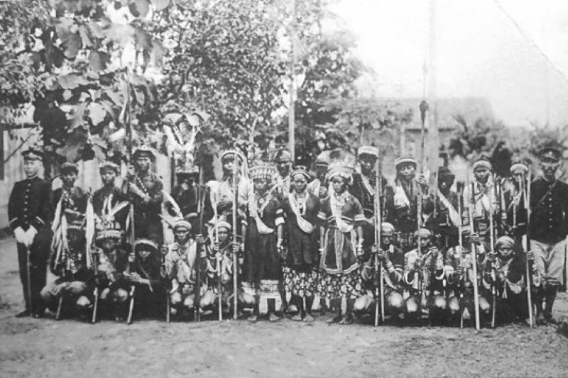 AAAAAA：1910年，24名排灣族原住民赴倫敦「日英博覽會」表演，表演內容為「在指定之場所或建物內向公眾表演生活狀態」。（摘自原委會，胡家瑜教授提供）