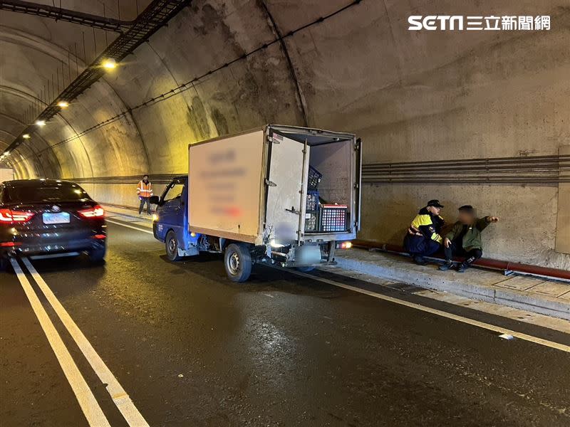 消防人員詢問貨車駕駛傷勢狀況。（圖／翻攝畫面）