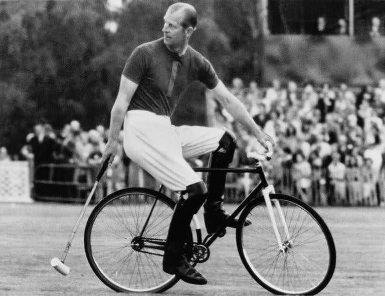 El Príncipe Felipe y la modalidad del polo en bicicleta, que tomó de los argentinos