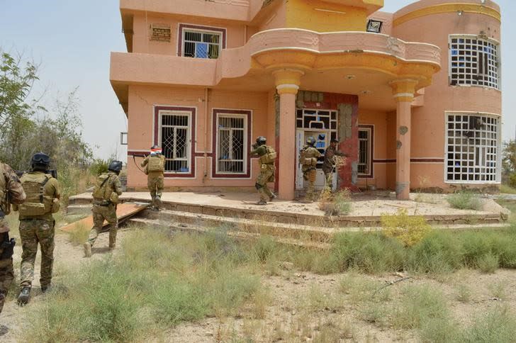 L'armée irakienne assure mercredi commencer à progresser dans Al Chouhada, un quartier de Falloudja situé à une cinquantaine de kilomètres à l'ouest de Bagdad. Les forces irakiennes de sécurité, appuyées par l'aviation de la coalition anti-Etat islamique mise en place par les Etats-Unis et épaulées par des groupes paramilitaires, ont lancé le 23 mai dernier une contre-offensive dans Falloudja pour tenter de reprendre cette ville tenue par les djihadistes de l'EI depuis janvier 2014. /Photo prise le 6 juin 2016/REUTERS