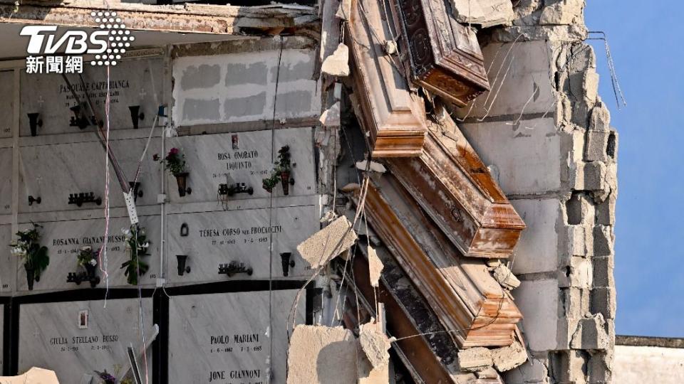義大利南部城市那不勒斯（Naples）一座4層樓高的公墓大樓，17日發生坍塌，十幾口棺材懸掛在半空中。（圖／歐新社）