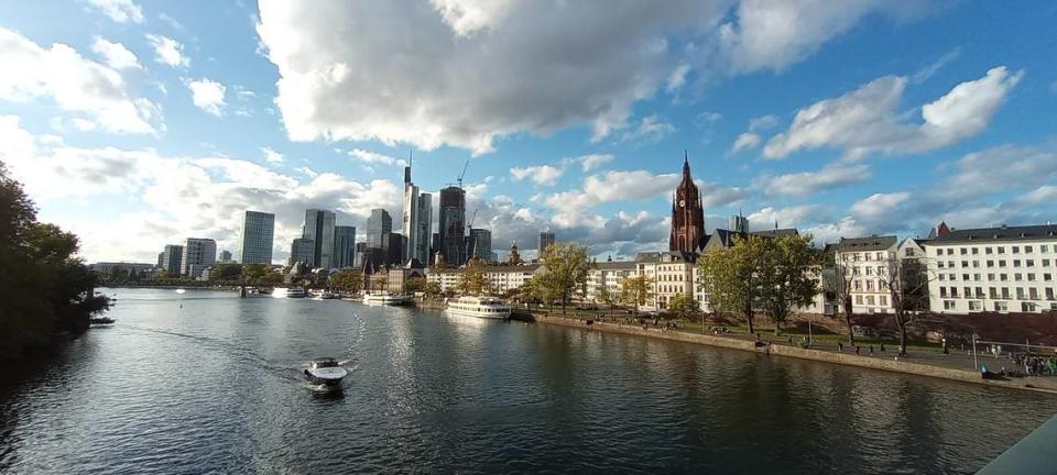Skyline de Frankfurt desde un crucero en el río Meno.