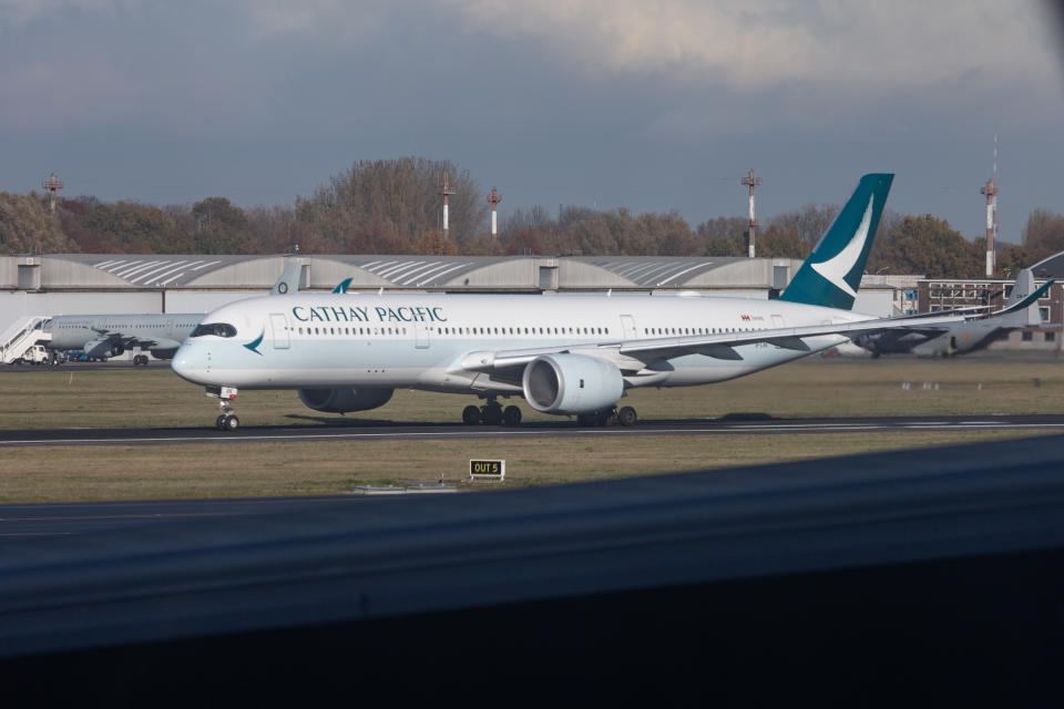 En el nueve está la aerolínea de Hong Kong Cathay Pacific, una de las más grandes y mejores del mundo. Fue de las primeras en recibir el A350-1000 XWB de Airbus. (Foto: Nicolas Economou / NurPhoto / Getty Images).