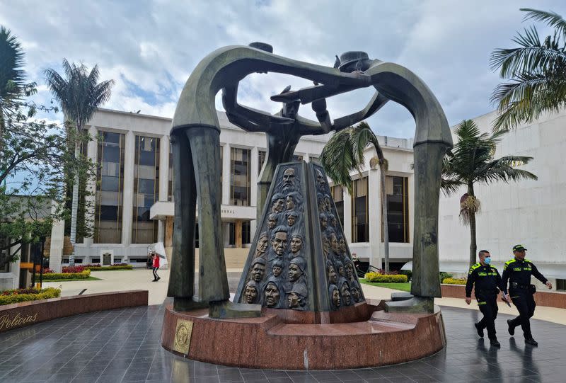 Foto de archivo. Efectivos de la Policía Nacional caminan junto a un monumento frente a la sede de la institución armada, en Bogotá