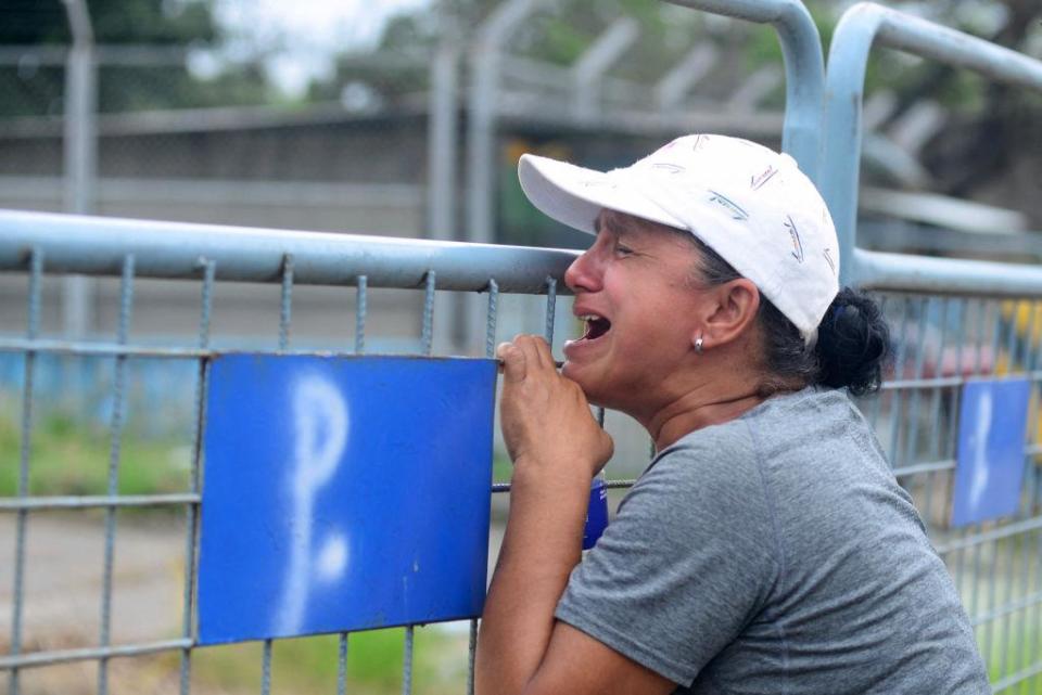 Una mujer llora a las puertas de la cárcel donde se registró una ola de violencia en Ecuador.
