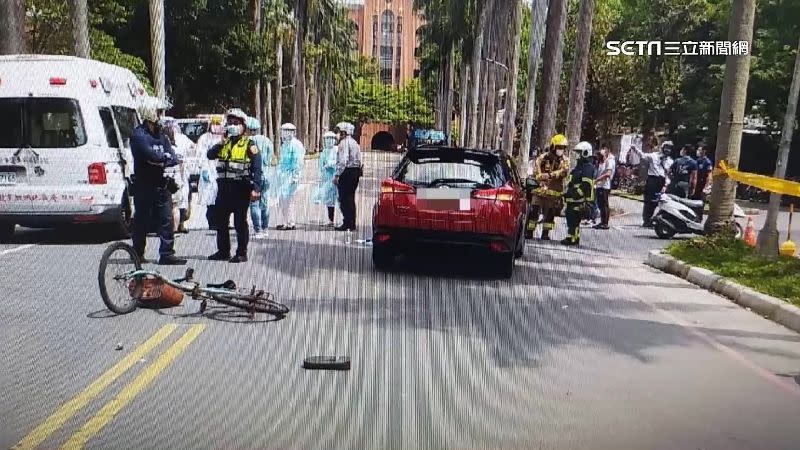 博士生在校內騎單車，遭自小客車追撞拖行。