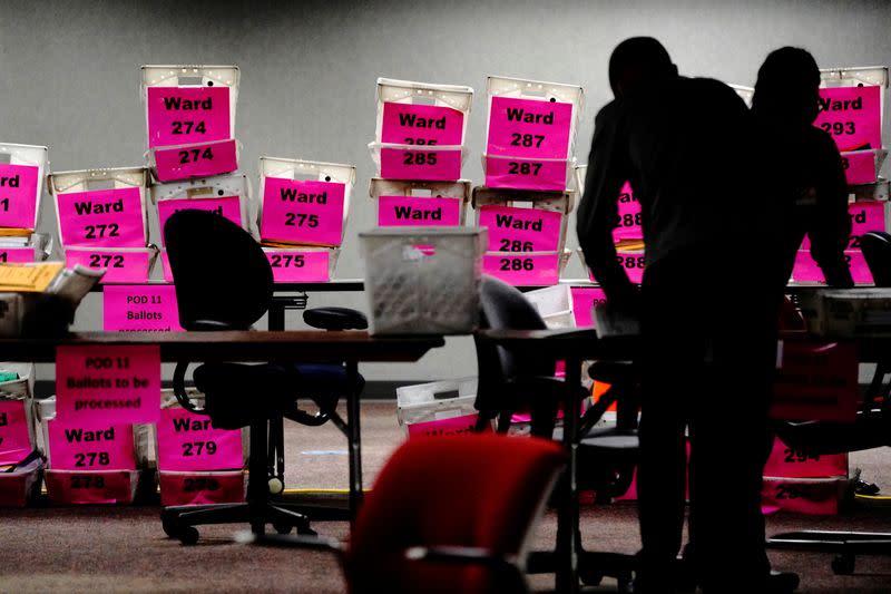 IMAGEN DE ARCHIVO. Cajas vacías de las salas de votación de Milwaukee se ven la noche de la votaciones, en Milwaukee, Wisconsin, EEUU