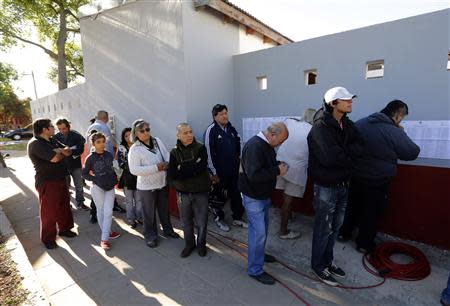 Citizens line up to vote in nationwide congressional elections outside a public school in Buenos Aires October 27, 2013. REUTERS/Enrique Marcarian