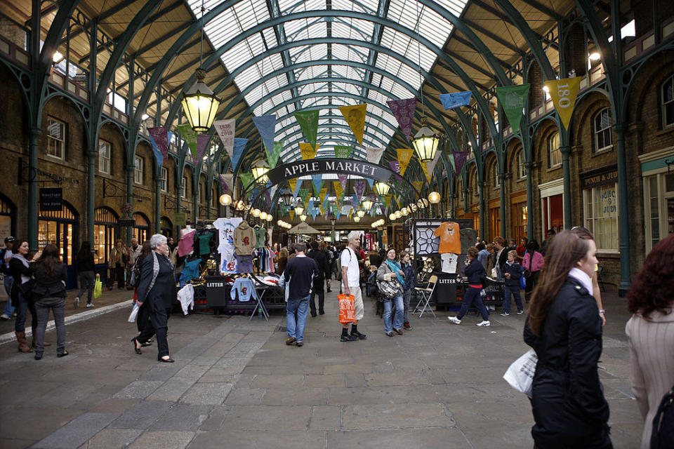 <div><p>"It’s also much prettier than Leicester Square and has plenty of shops to wander around as well (especially off the main piazza in the side streets)."</p><p>—<a href="https://www.buzzfeed.com/kerryb4e7ff4e7a" rel="nofollow noopener" target="_blank" data-ylk="slk:kerryb4e7ff4e7a;elm:context_link;itc:0;sec:content-canvas" class="link ">kerryb4e7ff4e7a</a></p></div><span> Hoberman Collection / Universal Images Group via Getty Images</span>