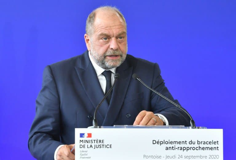 Le ministre de la Justice Eric Dupond-Moretti présente le bracelet anti-rapprochement, au tribunal de Pontoise, près de Paris, le 24 septembre 2020 - Alain JOCARD © 2019 AFP