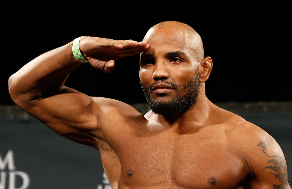 El luchador cubano de UFC Yoel Romero reconoció en exclusiva a Yahoo que después de una grave lesión no puede girar el cuello.  Síguenos en Instagram: @yahoooriginales #yahoooriginales.